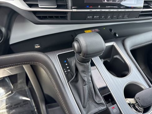 Used 2025 Toyota Sienna LE image 17