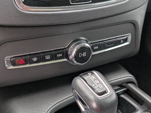 Used 2022 Volvo XC90 T5 Momentum image 14