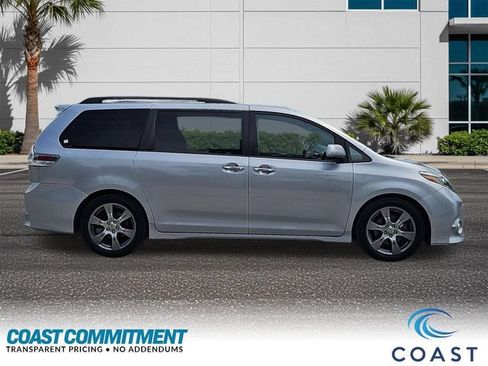 Used 2017 Toyota Sienna SE Premium FWD image 5