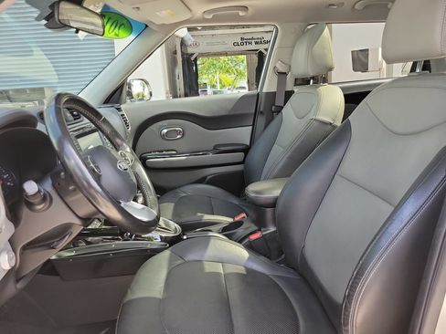 Used 2017 Kia Soul + w/ Primo Package FWD image 15
