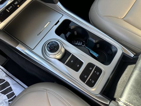 Used 2022 Ford Explorer XLT w/ Equipment Group 202A image 22