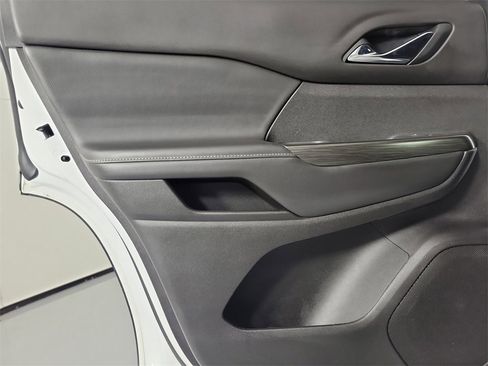 Used 2023 GMC Acadia SLT image 12