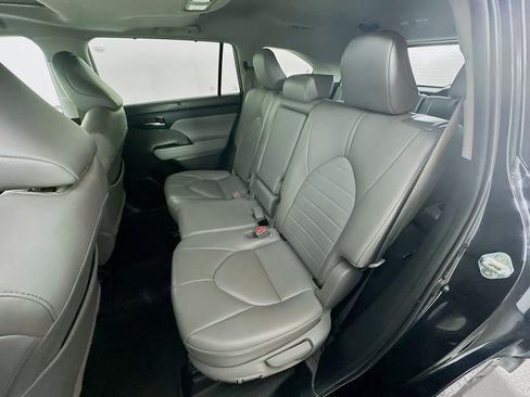 Used 2021 Toyota Highlander XLE AWD/4WD image 29