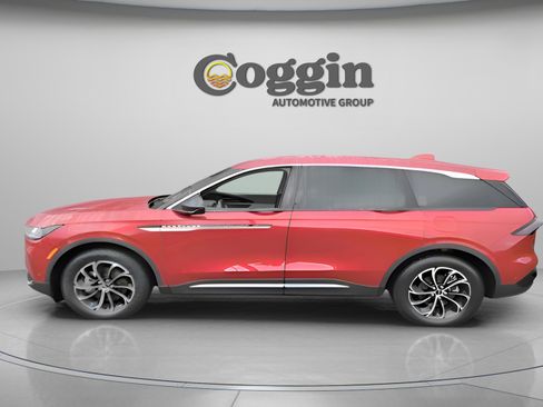 Used 2024 Lincoln Nautilus Premier image 3