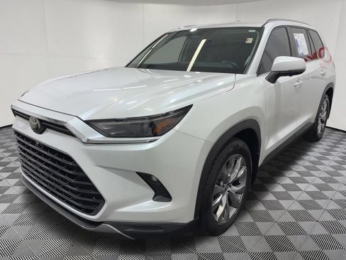 Used 2024 Toyota Grand Highlander AWD image 3