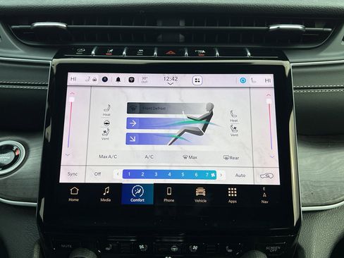 Used 2024 Jeep Grand Cherokee Limited w/ Luxury Tech Group II image 26