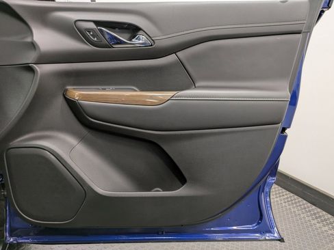 Used 2023 GMC Acadia SLE w/ Driver Convenience Package image 27