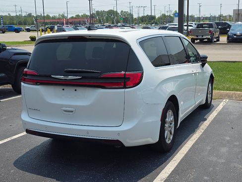Used 2024 Chrysler Pacifica Touring-L FWD image 3
