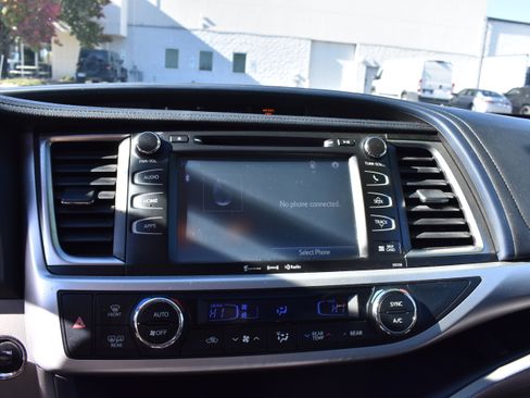 Used 2016 Toyota Highlander XLE image 18