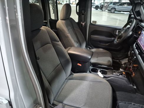 Used 2024 Jeep Wrangler Willys image 27
