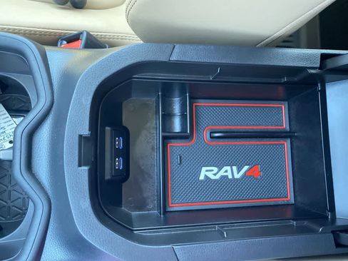 Used 2022 Toyota RAV4 XLE Premium image 20