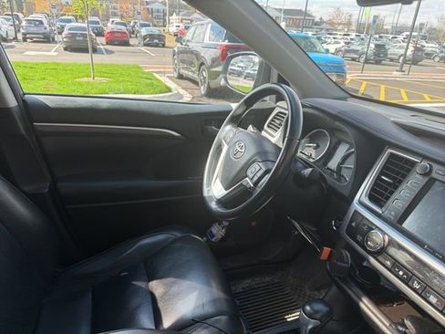 Used 2018 Toyota Highlander Limited image 12