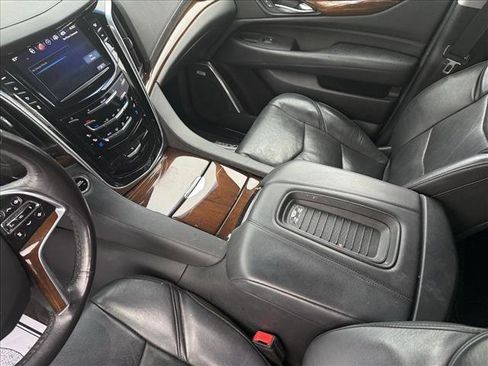 Used 2019 Cadillac Escalade ESV Luxury image 15