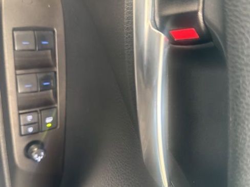 Used 2022 Toyota Camry SE FWD image 13