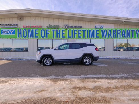 Used 2024 GMC Terrain SLE image 3