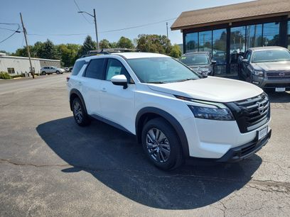 New 2025 Nissan Pathfinder SV w/ Black Appearance Package