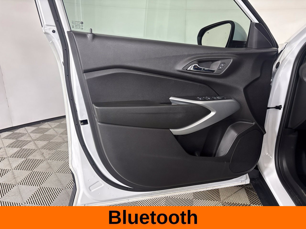 Used 2025 Chevrolet Trax LS w/ LS Convenience Package FWD image 10