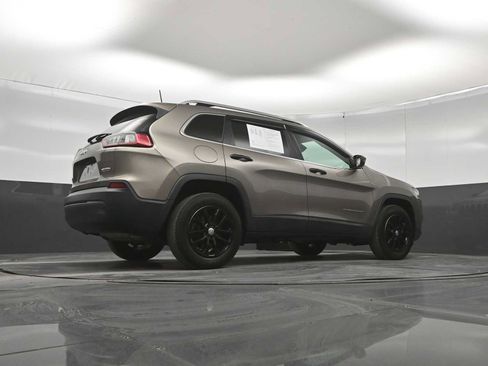 Used 2019 Jeep Cherokee Latitude Plus w/ Comfort/Convenience Group AWD/4WD image 38
