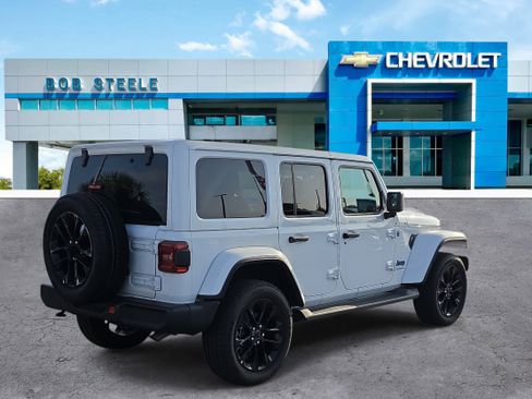 Used 2025 Jeep Wrangler Unlimited Sahara AWD/4WD image 4
