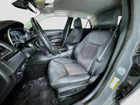 Used 2019 Chrysler 300 Touring w/ Chrome Appearance Package RWD image 9