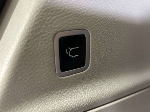 Used 2020 Chrysler Pacifica Touring-L FWD image 17