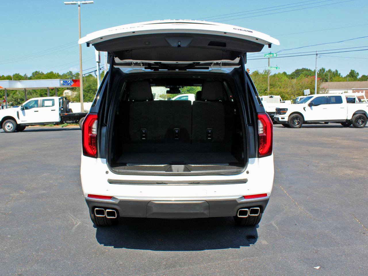 Used 2025 GMC Yukon Denali AWD/4WD image 14