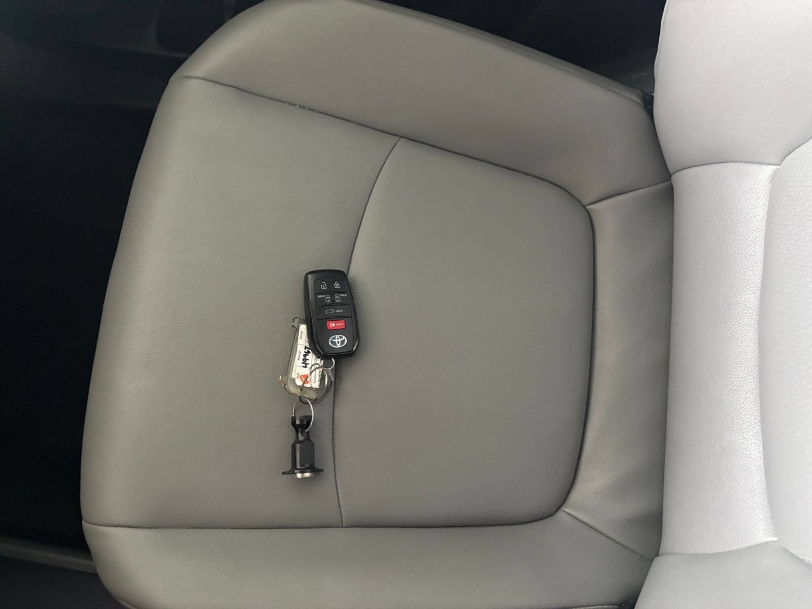Used 2025 Toyota Sienna XLE FWD image 20