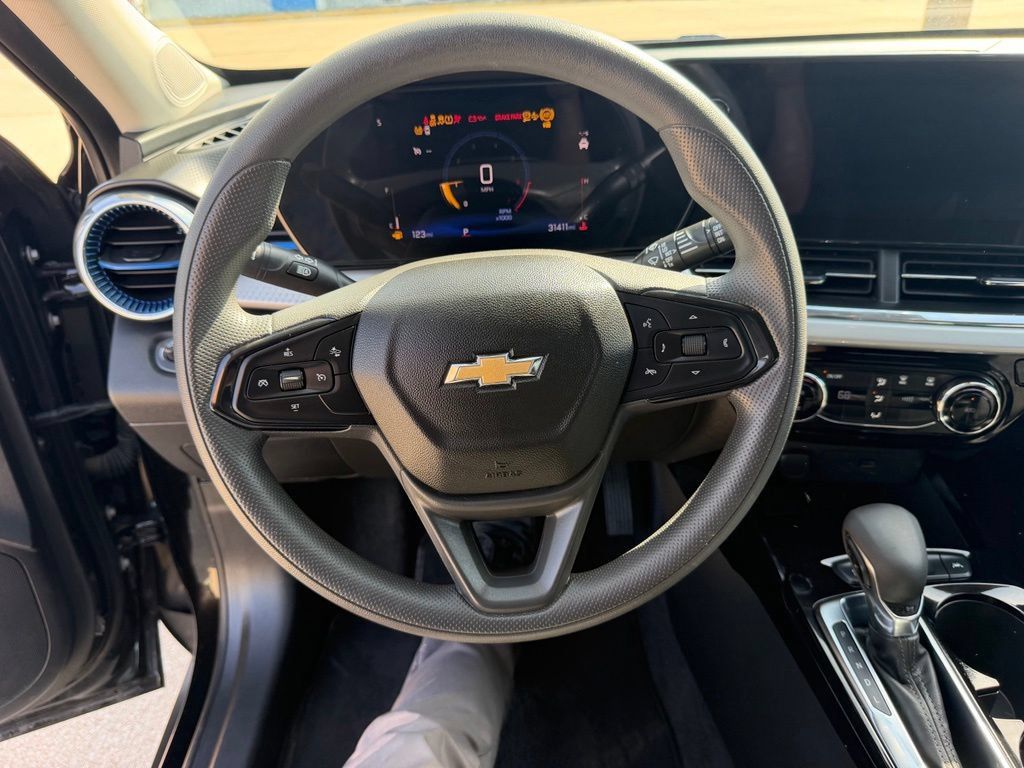 Used 2025 Chevrolet Trax LT FWD image 13