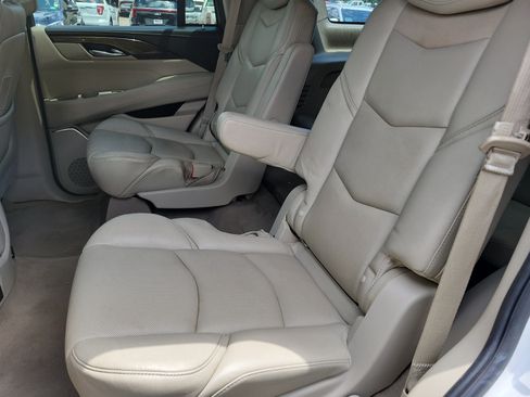 Used 2018 Cadillac Escalade Luxury AWD/4WD image 16