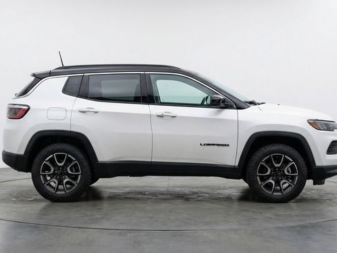 Used 2025 Jeep Compass Trailhawk image 11