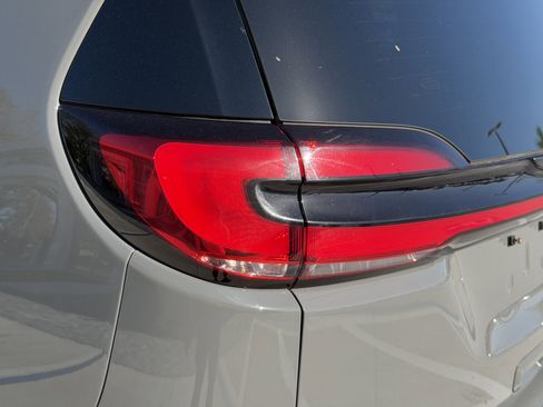 Used 2025 Chrysler Pacifica Limited image 10