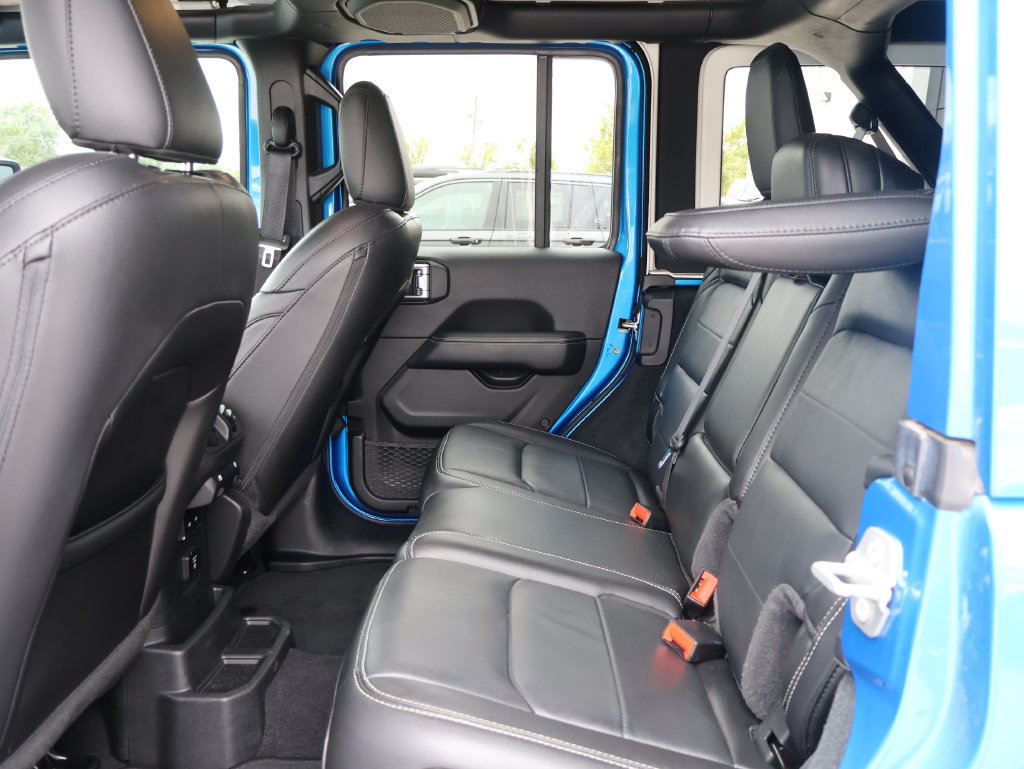 Used 2022 Jeep Wrangler Unlimited Sahara AWD/4WD image 16