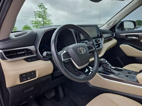 Used 2023 Toyota Highlander Limited FWD image 2