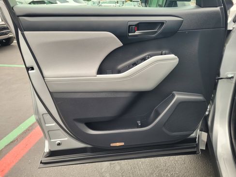 Used 2024 Toyota Highlander LE image 18