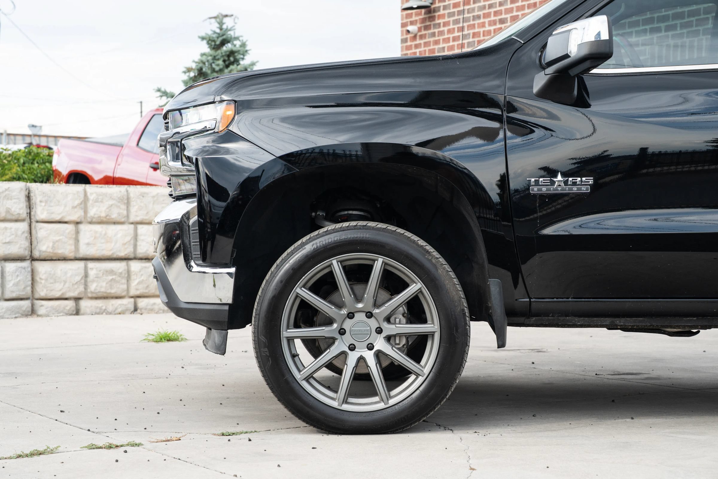 Used 2020 Chevrolet Silverado 1500 LTZ AWD/4WD image 4