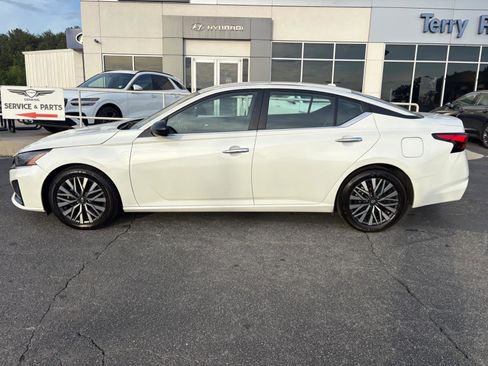 Used 2024 Nissan Altima 2.5 SV FWD image 3