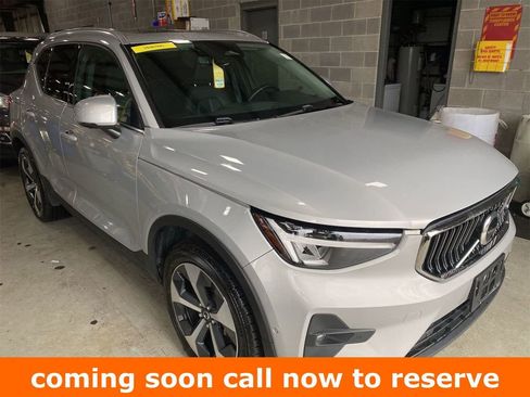 Used 2024 Volvo XC40 B5 Plus AWD/4WD image 1