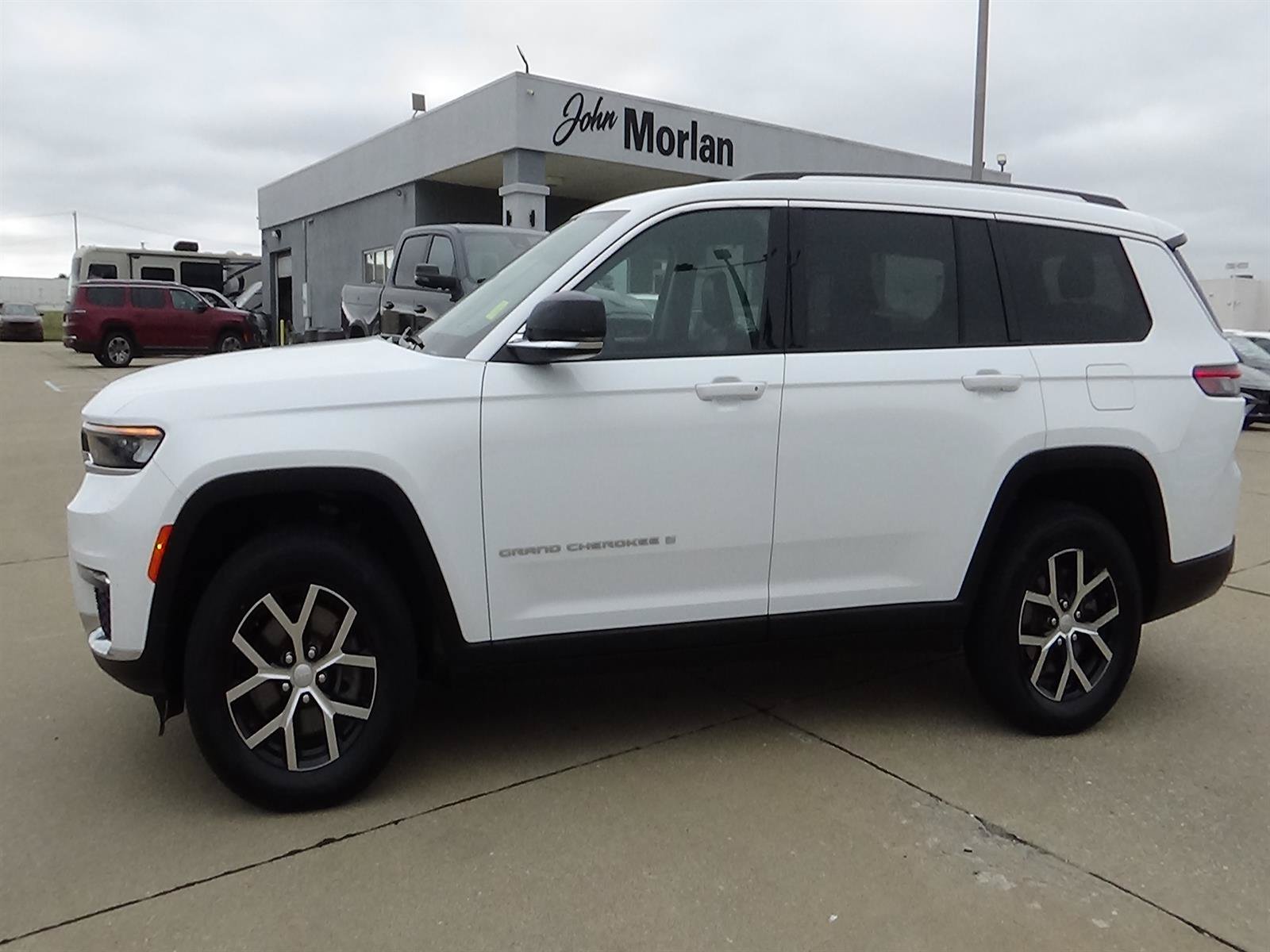 Used 2023 Jeep Grand Cherokee L Limited AWD/4WD image 1