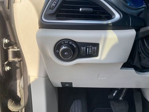 Used 2018 Chrysler Pacifica Touring Plus image 14