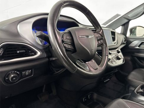 Used 2020 Chrysler Pacifica Touring-L Plus FWD image 4