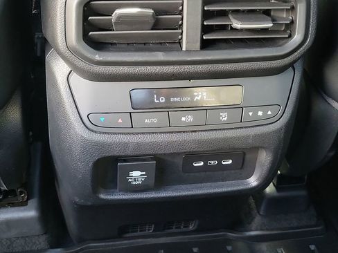 Used 2025 Honda Pilot TrailSport image 21