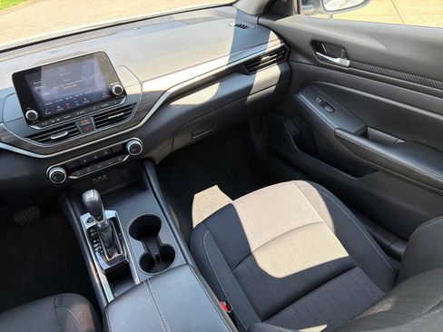 Used 2025 Nissan Altima 2.5 SV FWD image 23