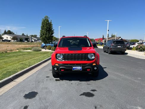 Used 2022 Jeep Renegade Trailhawk w/ Trailer Tow Group AWD/4WD image 2
