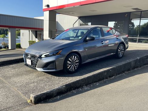 Used 2025 Nissan Altima 2.5 SV FWD image 4