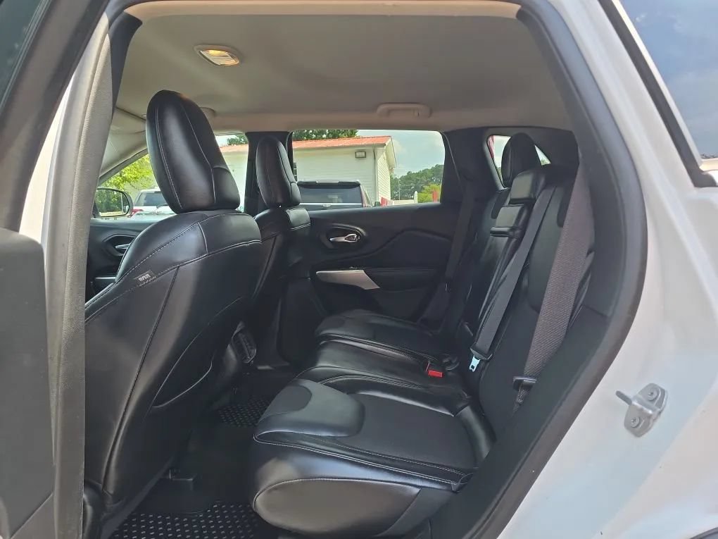Used 2018 Jeep Cherokee Latitude Plus w/ Cold Weather Group AWD/4WD image 39