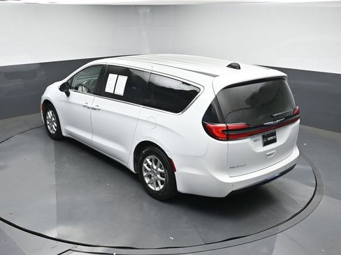 Used 2023 Chrysler Pacifica Touring-L image 39