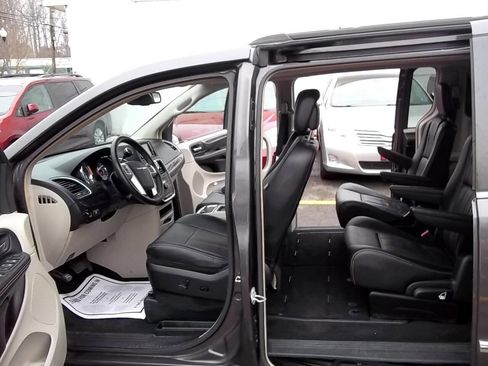 Used 2016 Chrysler Town & Country Touring image 3