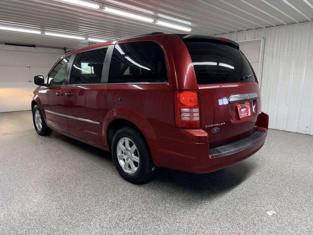 Used 2010 Chrysler Town & Country Touring FWD image 4