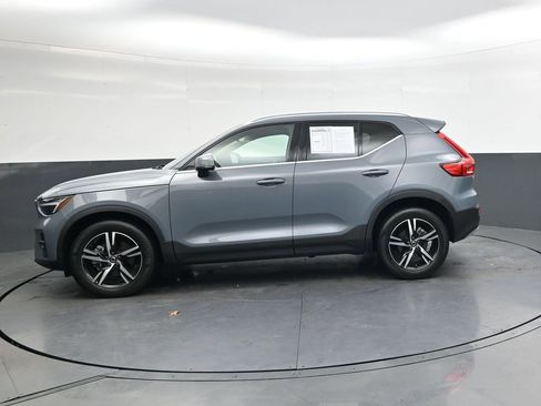 Used 2023 Volvo XC40 B4 Plus image 8