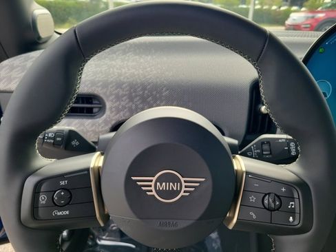 Used 2025 MINI Cooper 2-Door Hardtop image 17